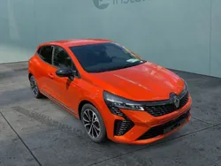 Orange Gebraucht 2024 Renault Clio V Techno Limousine | 21.400 € (Teuer)