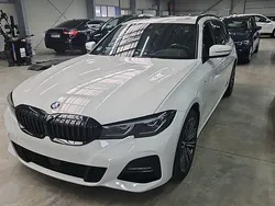 Weiß Gebraucht 2021 BMW 330e M Sport Kombi | 27.888 € (Fairer Preis)