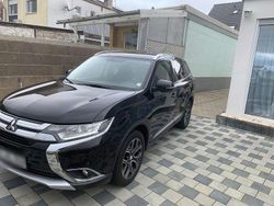 Schwarz Gebraucht 2015 Mitsubishi Outlander Diamant Edition SUV | 11.500 € (Fairer Preis)