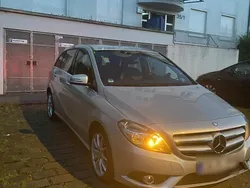 Grau Gebraucht 2012 Mercedes B200 Van / Kleinbus | 9.500 € (Etwas zu teuer)