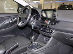 Silky bronze / met Gebraucht 2022 Hyundai i30 Trend Limousine | 14.075 € (Fairer Preis)