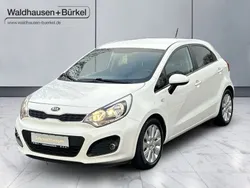 Weiß Gebraucht 2015 Kia Rio FIFA World Cup Edition Limousine | 8.990 € (Teuer)