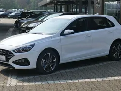 Weiß Neu 2024 Hyundai i30 Trend Limousine | 25.625 € (Guter Preis)