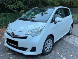 Weiß Gebraucht 2012 Toyota Verso-S Life Van / Kleinbus | 6.500 € (Fairer Preis)