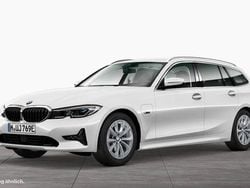 Weiß Gebraucht 2021 BMW 330e Sport Line Kombi | 29.890 € (Fairer Preis)