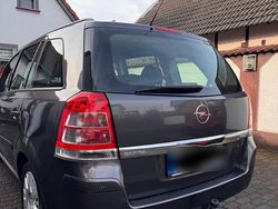 Grau Gebraucht 2010 Opel Zafira Van / Kleinbus | 3.299 € (Fairer Preis)