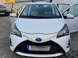 Weiß Gebraucht 2017 Toyota Yaris Hybrid Kleinwagen | 11.700 €