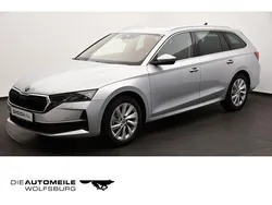 Brilliantsilber metallic Gebraucht 2024 Skoda Octavia Selection Kombi | 28.590 € (Superpreis)