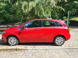 Rot Gebraucht 2015 Mercedes B200 Van / Kleinbus | 12.600 € (Fairer Preis)
