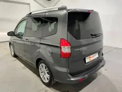Grau Gebraucht 2021 Ford Tourneo Courier Titanium Van / Kleinbus | 14.450 € (Fairer Preis)
