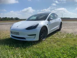Weiß Gebraucht 2021 Tesla Model 3 Standard Range Plus Limousine | 23.700 € (Fairer Preis)