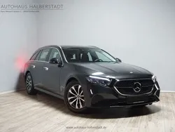Grafitgrau metallic (metallic) Gebraucht 2024 Mercedes E220 Avantgarde Kombi | 45.490 € (Superpreis)