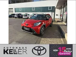 Chili red / night sky black Gebraucht 2024 Toyota Aygo X-play Kleinwagen | 19.490 € (Teuer)