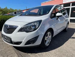 Weiß Gebraucht 2011 Opel Meriva Design Edition Van / Kleinbus | 2.900 € (Etwas zu teuer)