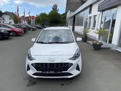 Weiß Gebraucht 2021 Hyundai i10 Edition 30 Kleinwagen | 11.590 € (Etwas zu teuer)