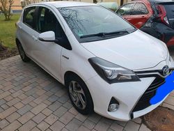Weiß Gebraucht 2016 Toyota Yaris Hybrid Kleinwagen | 9.550 € (Guter Preis)