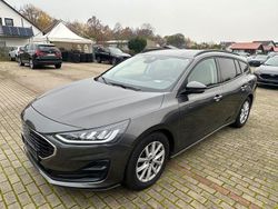 Grau Gebraucht 2022 Ford Focus Limousine | 11.067 € (Fairer Preis)