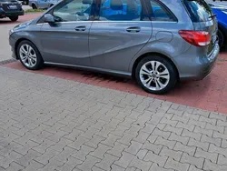 Grau Gebraucht 2018 Mercedes B180 Van / Kleinbus | 15.200 € (Guter Preis)