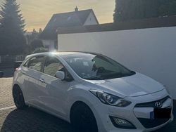Weiß Gebraucht 2015 Hyundai i30 Style Limousine | 6.990 € (Superpreis)