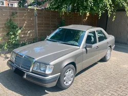 Grau Gebraucht 1992 Mercedes E200 Limousine | 7.700 €
