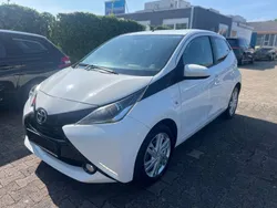 Weiß Gebraucht 2017 Toyota Aygo X-play Kleinwagen | 7.100 € (Fairer Preis)
