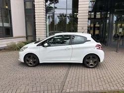 Weiß Gebraucht 2014 Peugeot 208 Kleinwagen | 3.900 € (Fairer Preis)