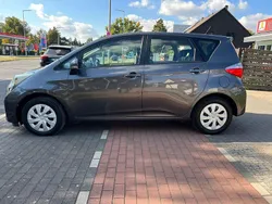 Grau Gebraucht 2011 Toyota Verso-S Life Van / Kleinbus | 7.890 € (Fairer Preis)