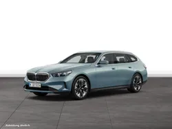 Cape york grün metallic Gebraucht 2024 BMW 520 Comfort Edition Kombi | 53.214 € (Guter Preis)