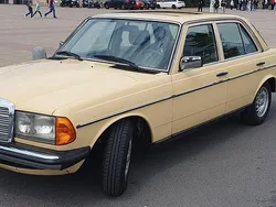 Beige Gebraucht 1981 Mercedes E230 Limousine | 9.700 €