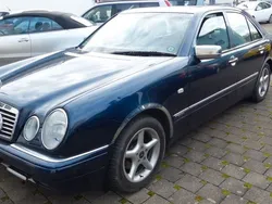 Blau Gebraucht 1998 Mercedes E220 Limousine | 9.990 €