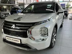 Weiß Neu 2025 Mitsubishi Outlander P-HEV Top SUV | 55.000 € (Etwas zu teuer)