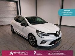 Weiß Gebraucht 2023 Renault Clio V Techno Limousine | 17.590 € (Etwas zu teuer)