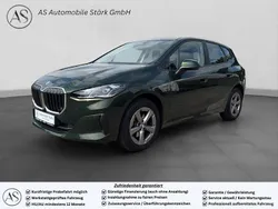 Grün sanremo green metallic Gebraucht 2024 BMW 218 Active Tourer Van / Kleinbus | 25.390 € (Superpreis)
