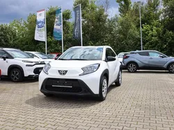 Weiß Gebraucht 2023 Toyota Aygo Play Kleinwagen | 13.990 € (Guter Preis)
