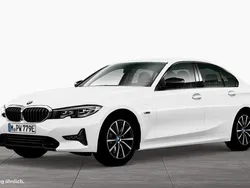 Alpinweiß uni Gebraucht 2021 BMW 320e Sport Line Limousine | 26.485 € (Fairer Preis)