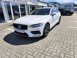 Crystal white pearl / metallic Gebraucht 2024 Volvo V60 Core Kombi | 39.990 € (Fairer Preis)