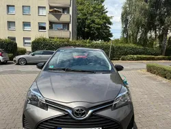Grau Gebraucht 2016 Toyota Yaris Kleinwagen | 9.100 € (Guter Preis)