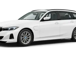 Weiß Gebraucht 2024 BMW 330e Comfort Edition Kombi | 45.804 € (Fairer Preis)