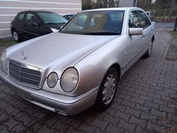 Silber Gebraucht 1997 Mercedes E240 Elegance Limousine | 1.950 € (Superpreis)