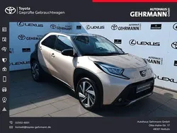 Ginger beige metallic/ night sky black Gebraucht 2022 Toyota Aygo X-plore Kleinwagen | 15.990 € (Fairer Preis)