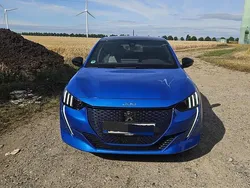 Blau Gebraucht 2021 Peugeot e-208 GT Kleinwagen | 18.500 € (Fairer Preis)