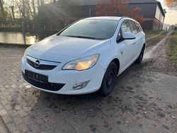 Weiß Gebraucht 2012 Opel Astra Kombi | 1.599 € (Superpreis)