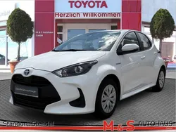 Weiß Gebraucht 2021 Toyota Yaris Hybrid Comfort Limousine | 16.730 € (Fairer Preis)