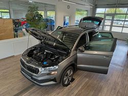 Grau Gebraucht 2023 Skoda Karoq Style SUV | 27.496 € (Guter Preis)