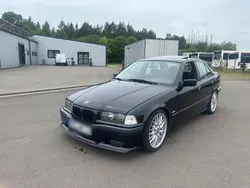 Schwarz Gebraucht 1998 BMW 318 Limousine | 3.000 €