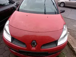 Rot Gebraucht 2006 Renault Clio II Kleinwagen | 1.300 €