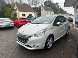 Weiß Gebraucht 2014 Peugeot 208 Kleinwagen | 6.600 € (Etwas zu teuer)