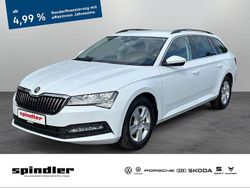 Moonweiss metallic Gebraucht 2023 Skoda Superb Ambition Kombi | 20.560 €