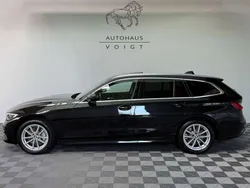 Black sapphire metallic Gebraucht 2020 BMW 330 Luxury Line Kombi | 37.000 € (Teuer)