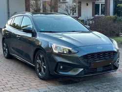 Grau Gebraucht 2020 Ford Focus ST-Line Limousine | 16.800 € (Guter Preis)